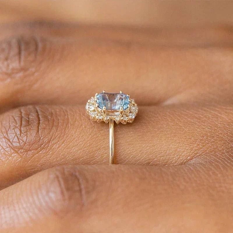Stilla | Cushion Cut Safir Ring omgivet af diamanter