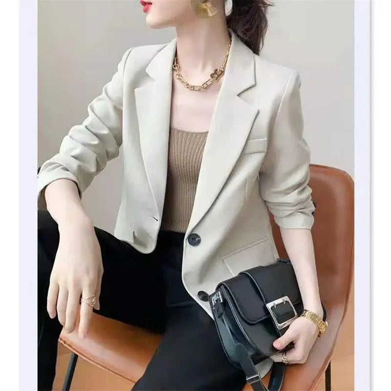 Stilla | Dame Blazer Slim Fit Med Enkel Knaplukning Til Casual og Kontoroutfits