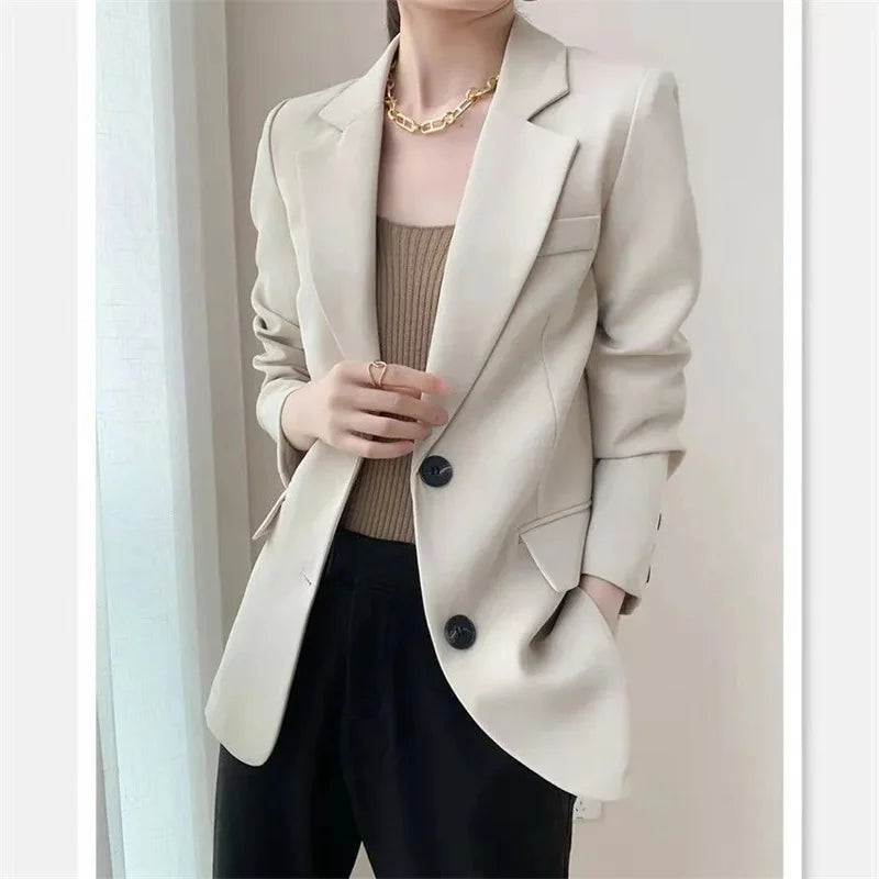 Stilla | Dame Blazer Slim Fit Med Enkel Knaplukning Til Casual og Kontoroutfits