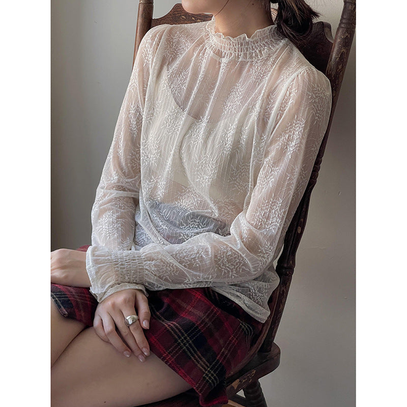 Dame transparent bluse lavet af fint chiffon med delikate flæsedetaljer og blomsterdesign Stilla