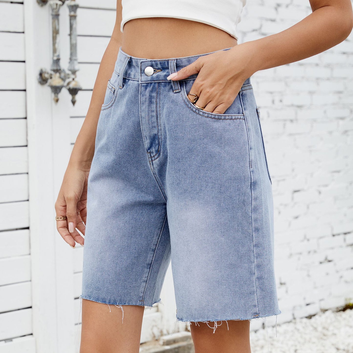 Dame denim shorts i moderne snit med frynset kant Stilla