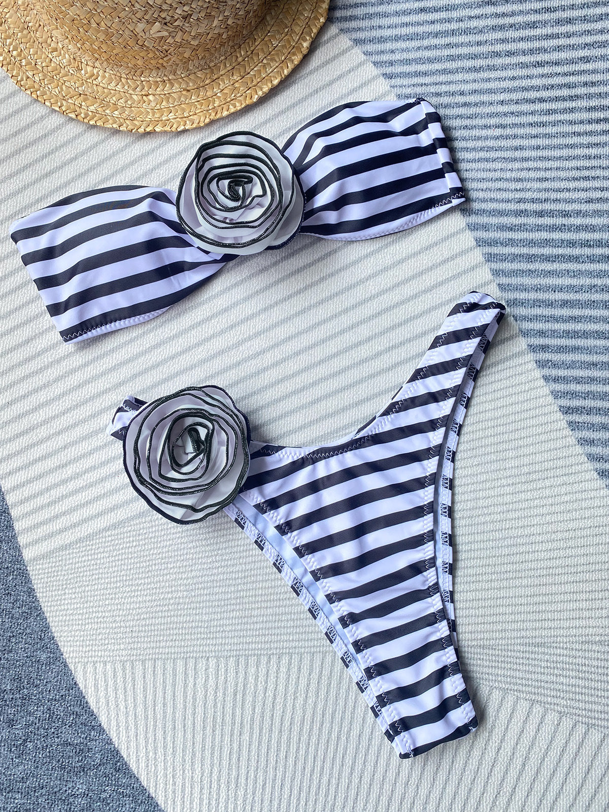 Dame Bandeau-bikini med romantisk blomsterdetalje og feminint snit Stilla
