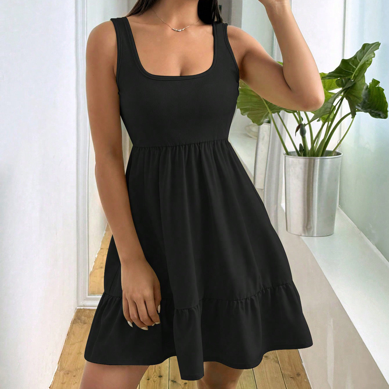 Dame afslappet minikjole med flæseikant og rundhalsudskæring Stilla