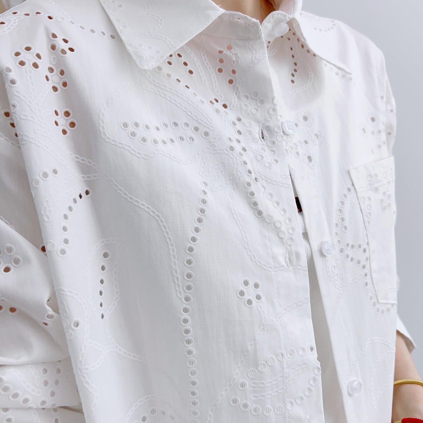 Dame mode skjorter med blomster hul broderier og praktiske lommer Stilla