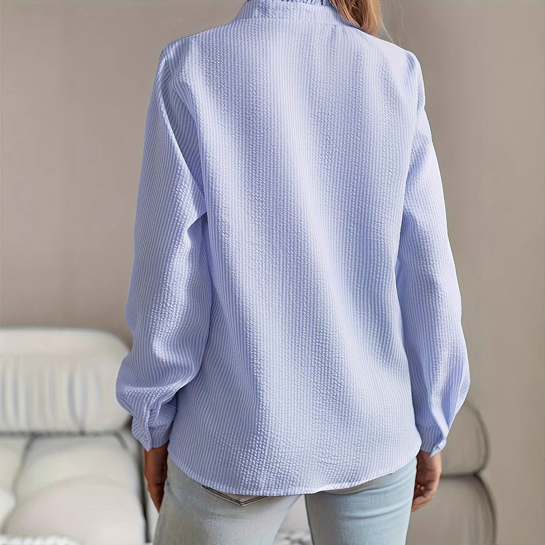 Dame blouse med legende flæse-design og fin strikkestruktur Stilla