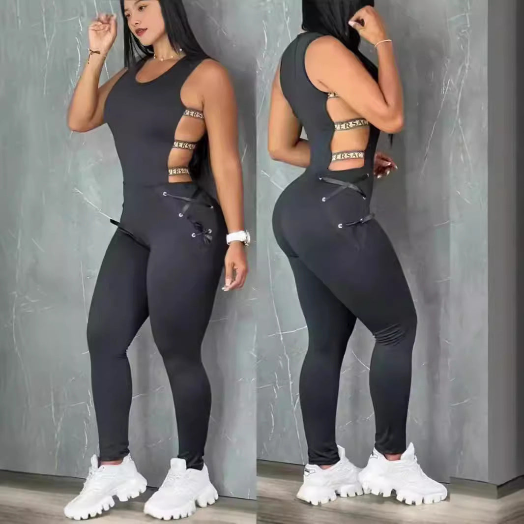 Dame jumpsuit med sideløse cut-outs og glamourøse accenter Stilla