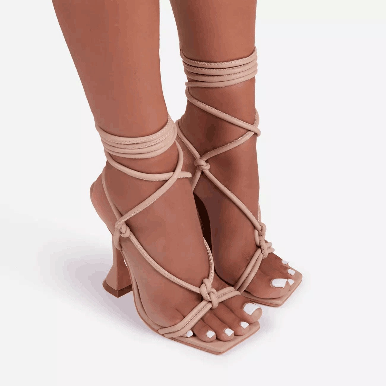Dame High Heel Sandaler med kunstnerisk rem-design og trendy blokhæl Stilla