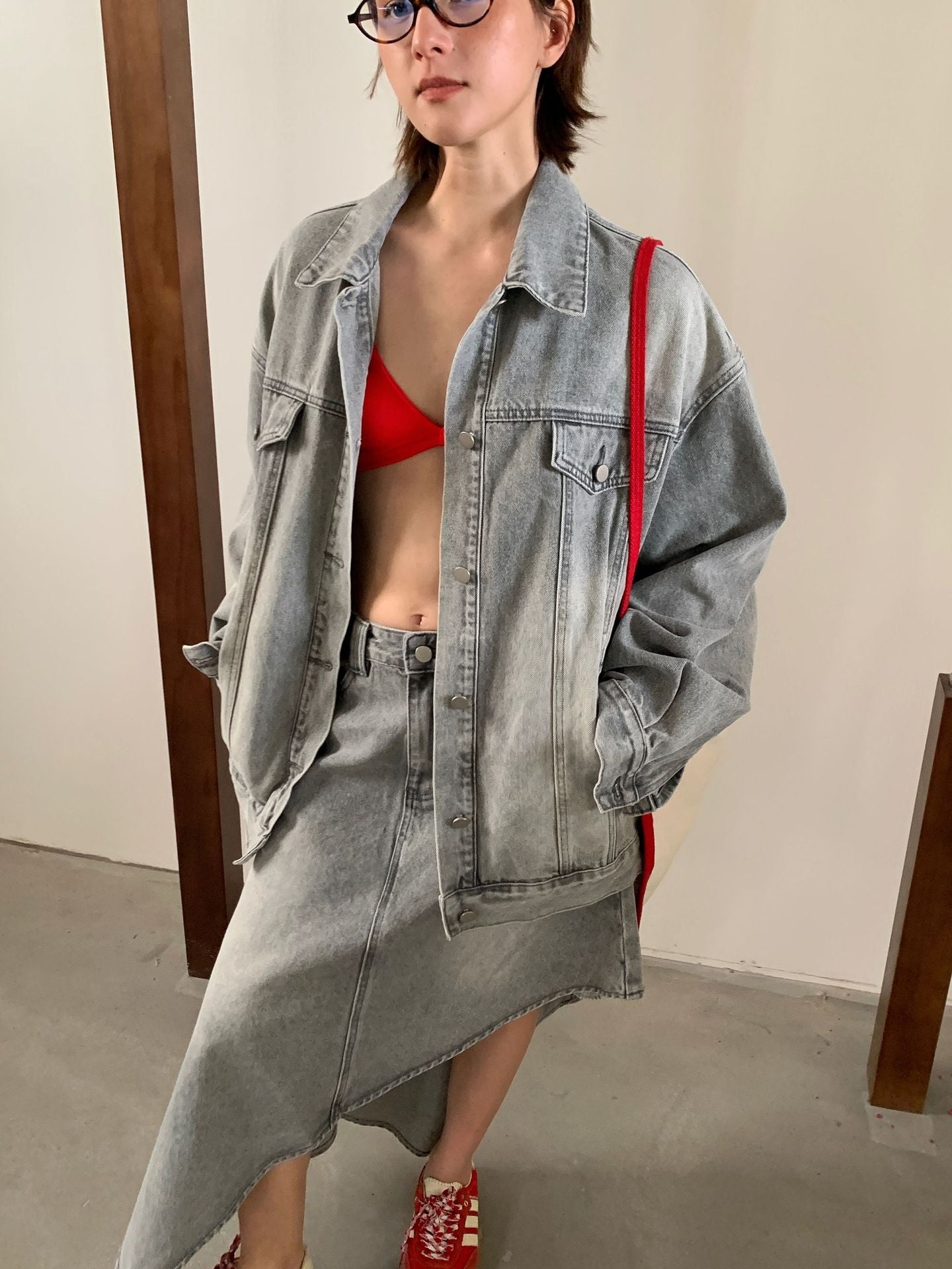 Dame afslappet jeansjakke med asymmetrisk snit og moderigtig denimnederdel Stilla