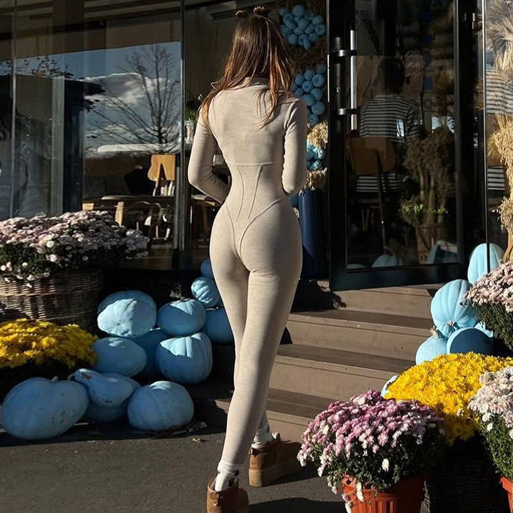 Dame figurtilpasset jumpsuit med høj krave og gennemgående lynlås Stilla