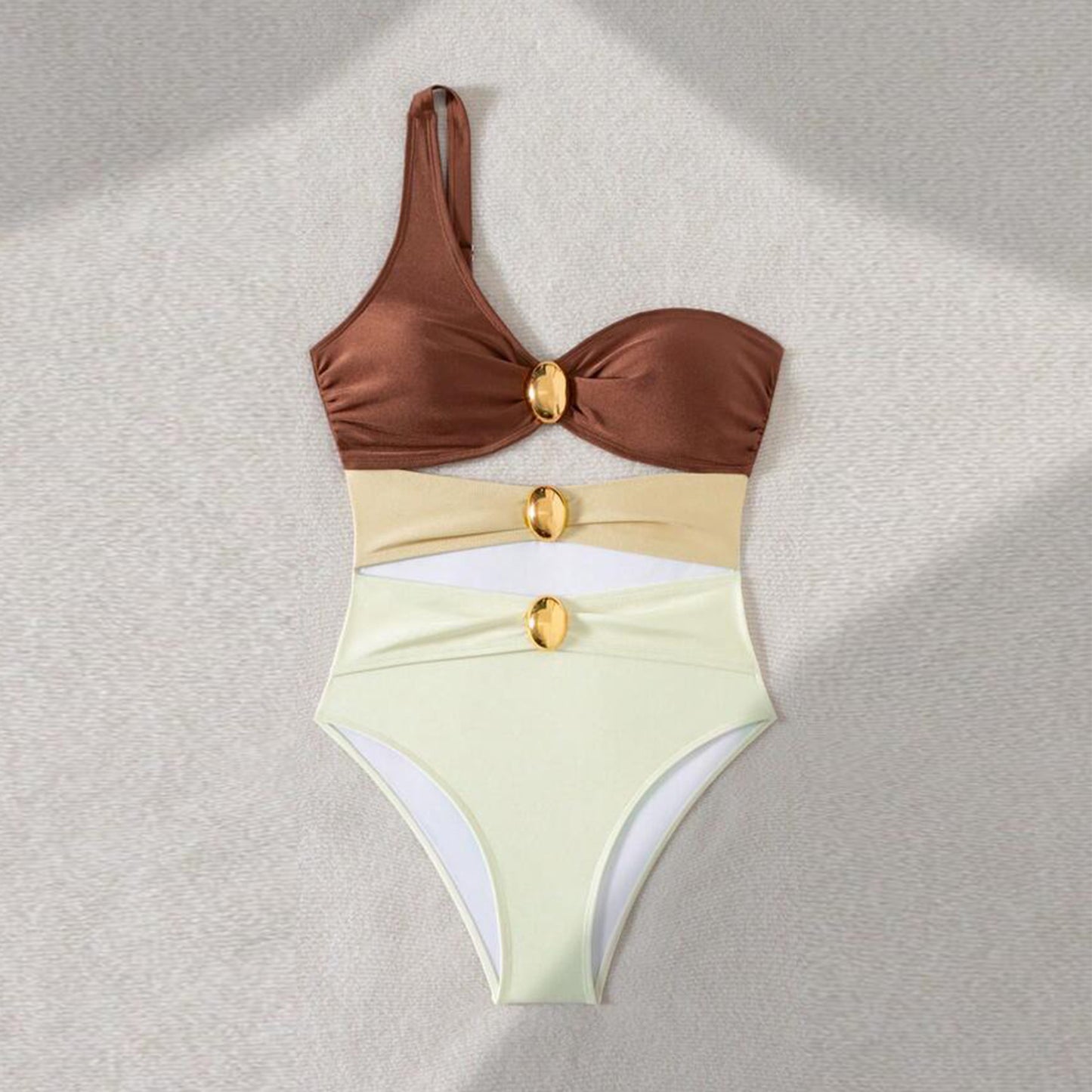Dame bikini-sæt med moderne asymmetrisk design og dekorative knapdetaljer Stilla