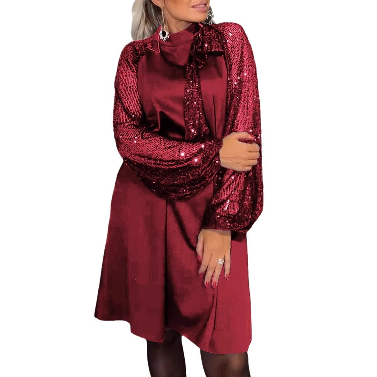 Dame elegant kjole med glitrende ærmer og asymmetrisk snit Stiila