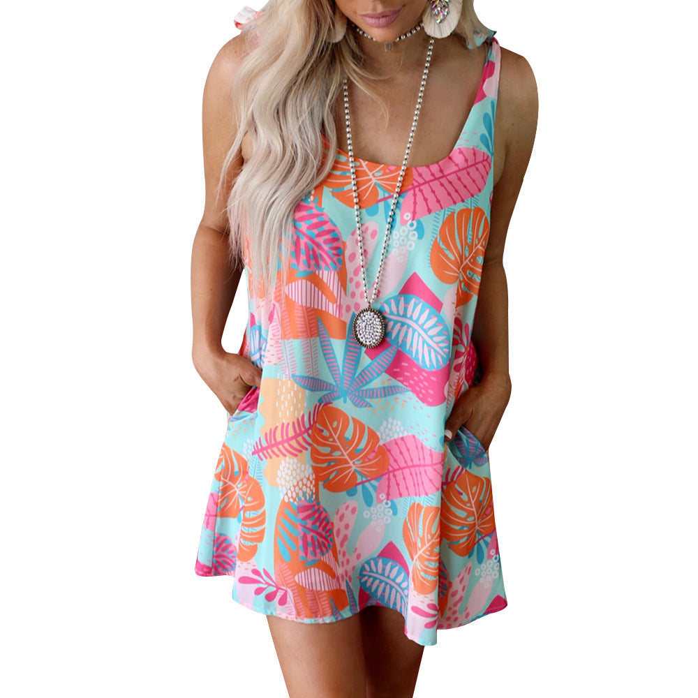 Dame afslappet strandkjole med farverigt bladmønster og praktiske lommer Stilla