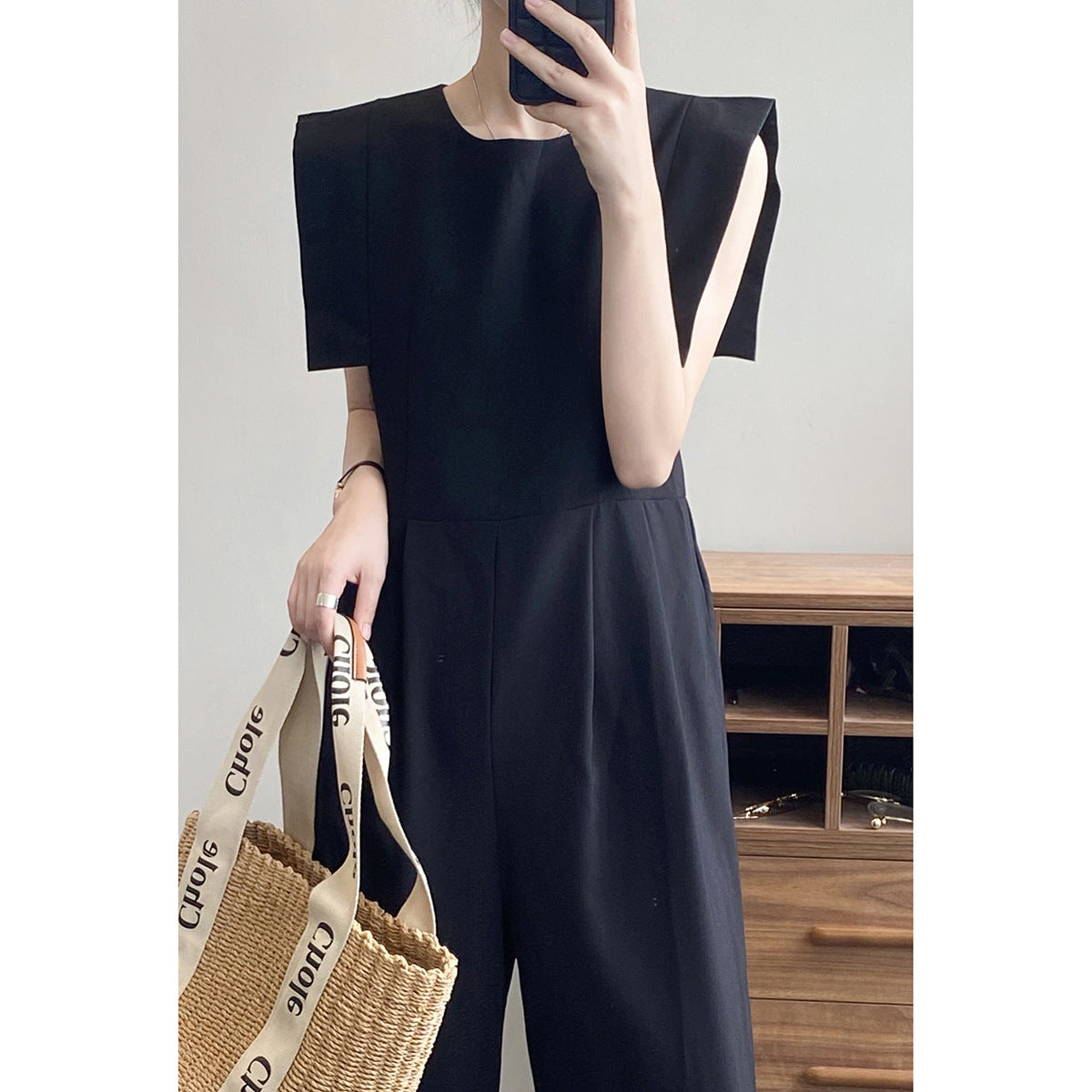 Dame jumpsuit med strukturerede skuldre og sidelommer Stilla