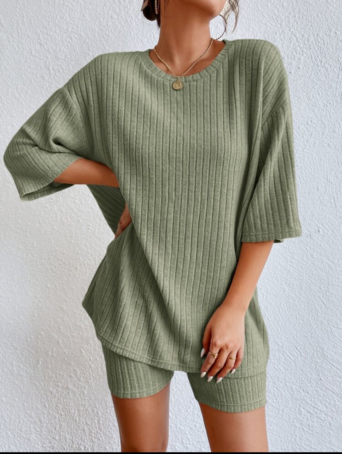 Dame afslappet kortærmet sæt med fine ribdetaljer Stilla