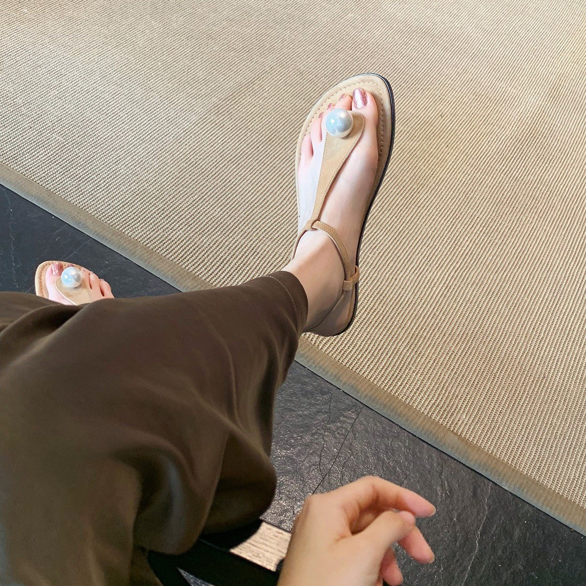 Dame perleprydede T-strop flade sandaler Stilla