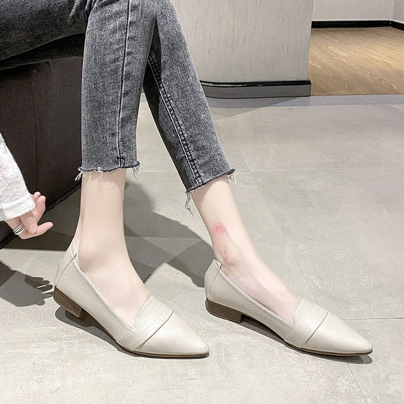 Dame spidse lav blokhæl-mules med elegant rem-design Stilla