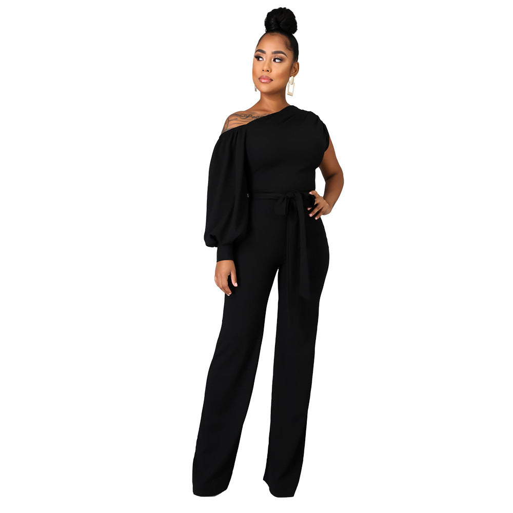 Dame jumpsuit med asymmetrisk snit og voluminøse ærmer Stilla