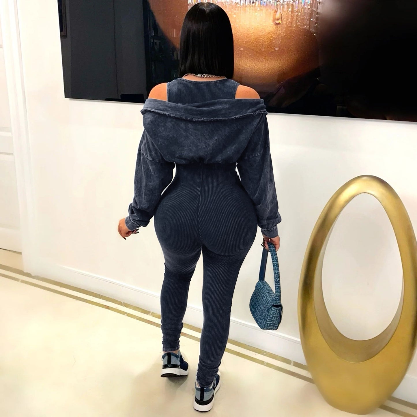 Dame mode jumpsuit med skulderfri flæser og figursyet silhuet Stilla