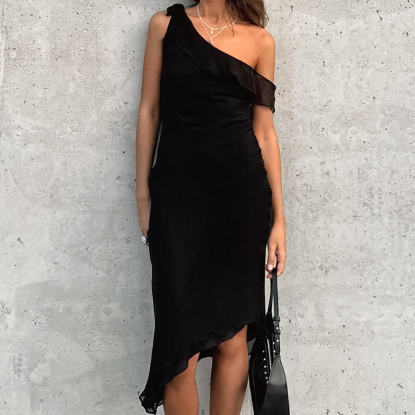 Dame asymmetrisk elegant kjole med flæsedetaljer og off-shoulder design Stilla