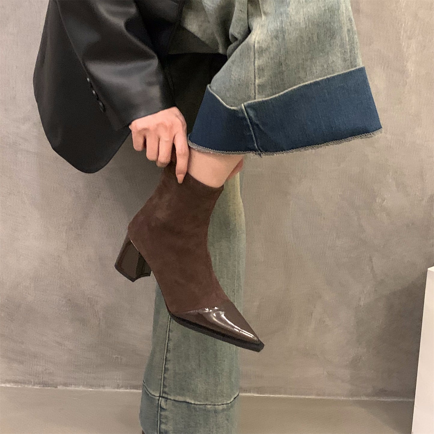 Dame Elegante Suede Ankelstøvler med Glinsende Læderdetalje Stilla