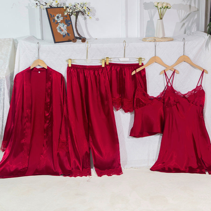 Dame Satin natdragtsæt med elegante spidsedele og løs pasform Stilla