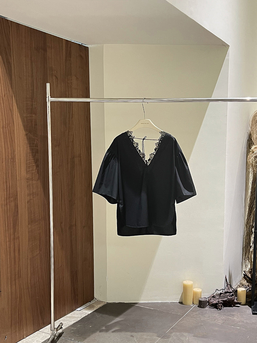 Dame elegant bluse med fine spids dekorationer og moderne V-udskæring Stilla
