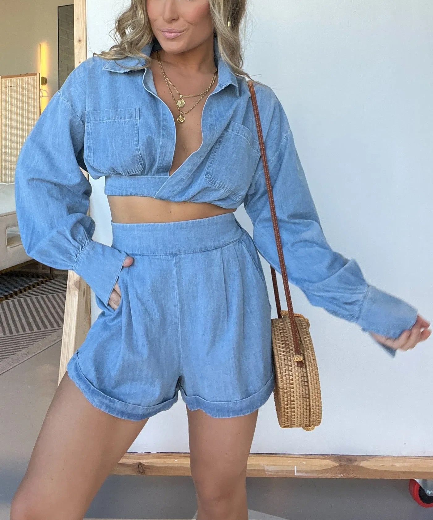Dame afslappet denim sæt med cropped bluse og løse shorts Stilla