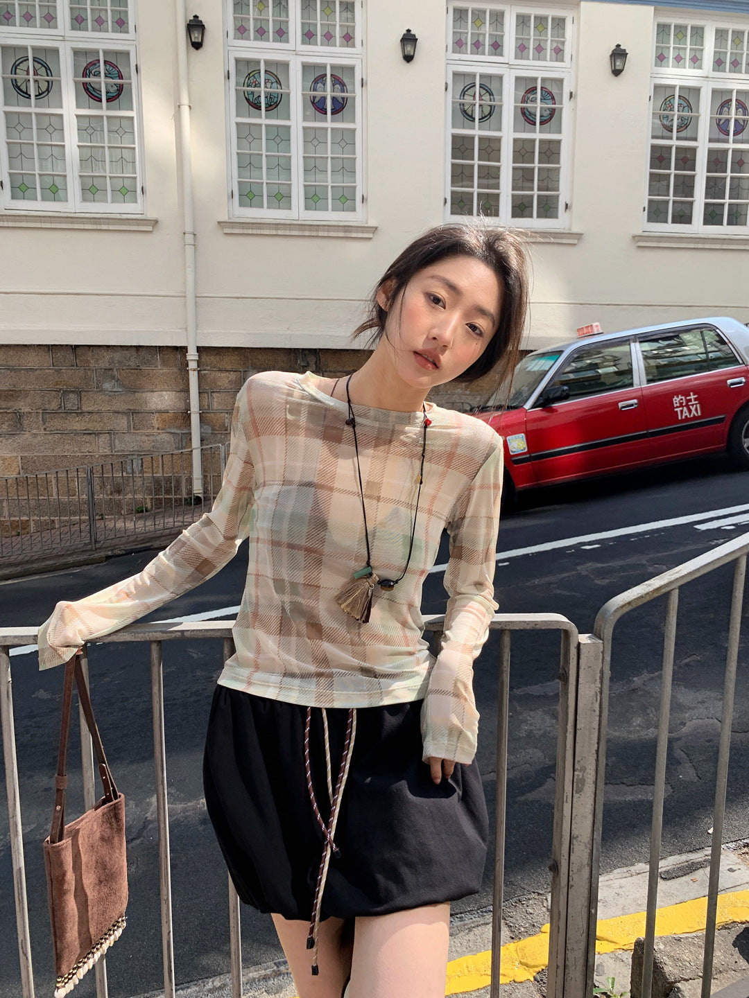 Dame afslappet spidsemhed med moderne ternet mønster og gennemsigtige detaljer Stilla