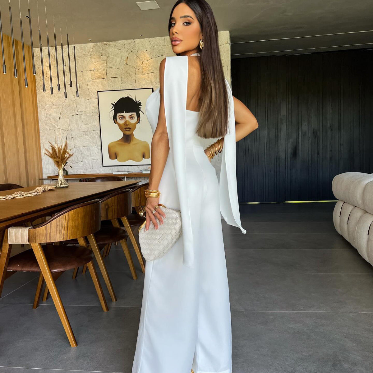 Dame jumpsuit med elegant cape-design og højlukket udskæring Stilla