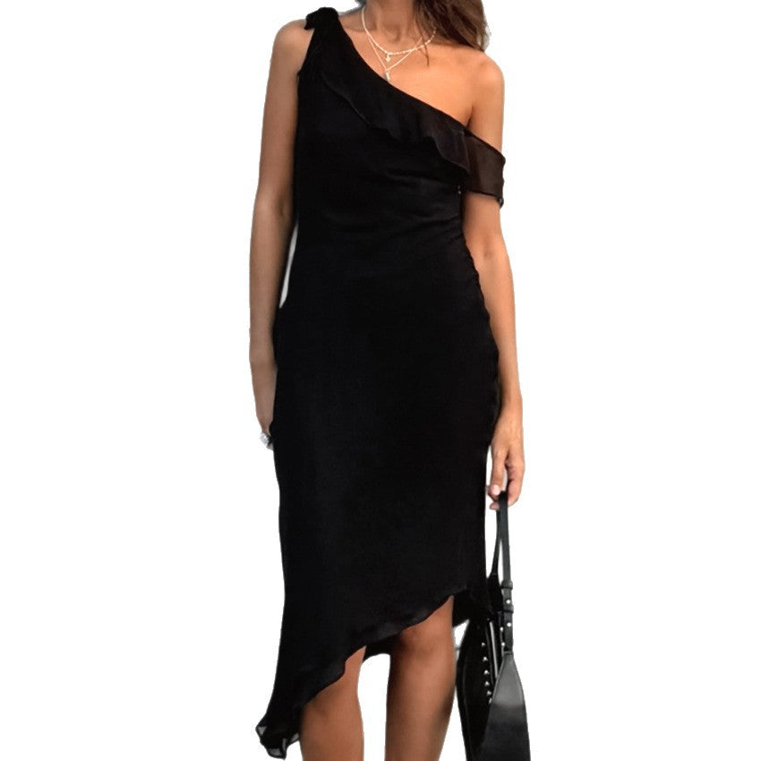 Dame asymmetrisk elegant kjole med flæsedetaljer og off-shoulder design Stilla