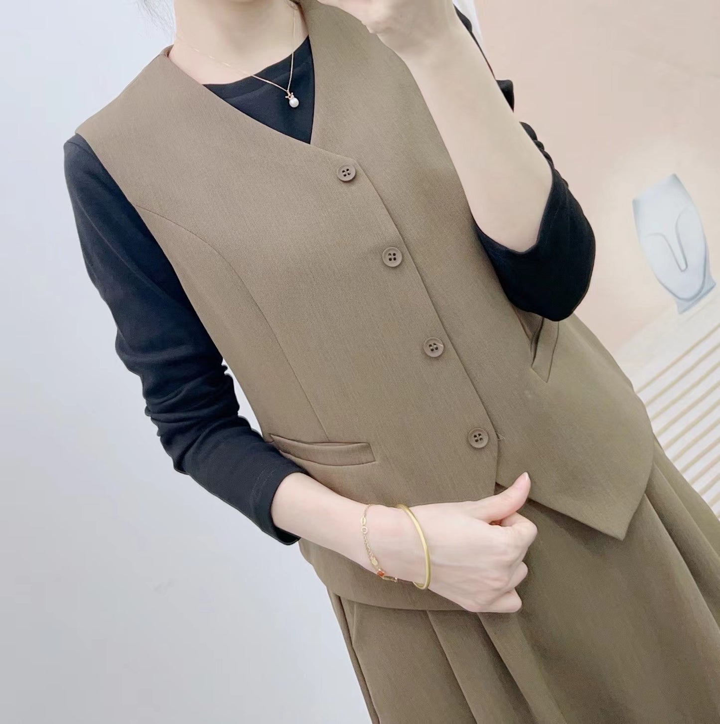 Dame elegant jumpsuit med ærmeløs vest og smart nederdel Stilla