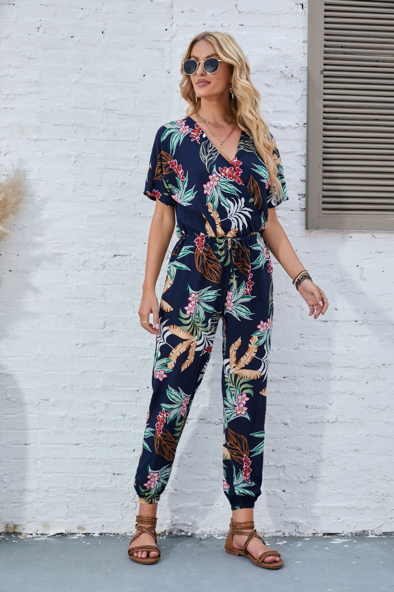 Dame afslappet jumpsuit med blomstret design og elastisk taljejustering Stilla