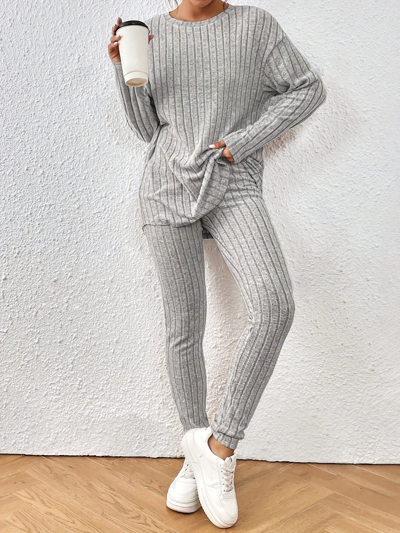 Dame afslappet langærmet top med praktisk lommefunktion og matchende leggings Stilla