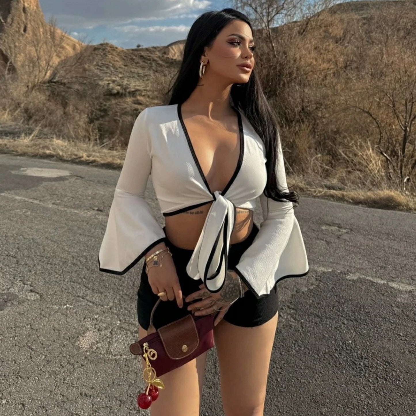 Dame Cropped Bluse med bindebånd og moderne klokkeærmer Stilla