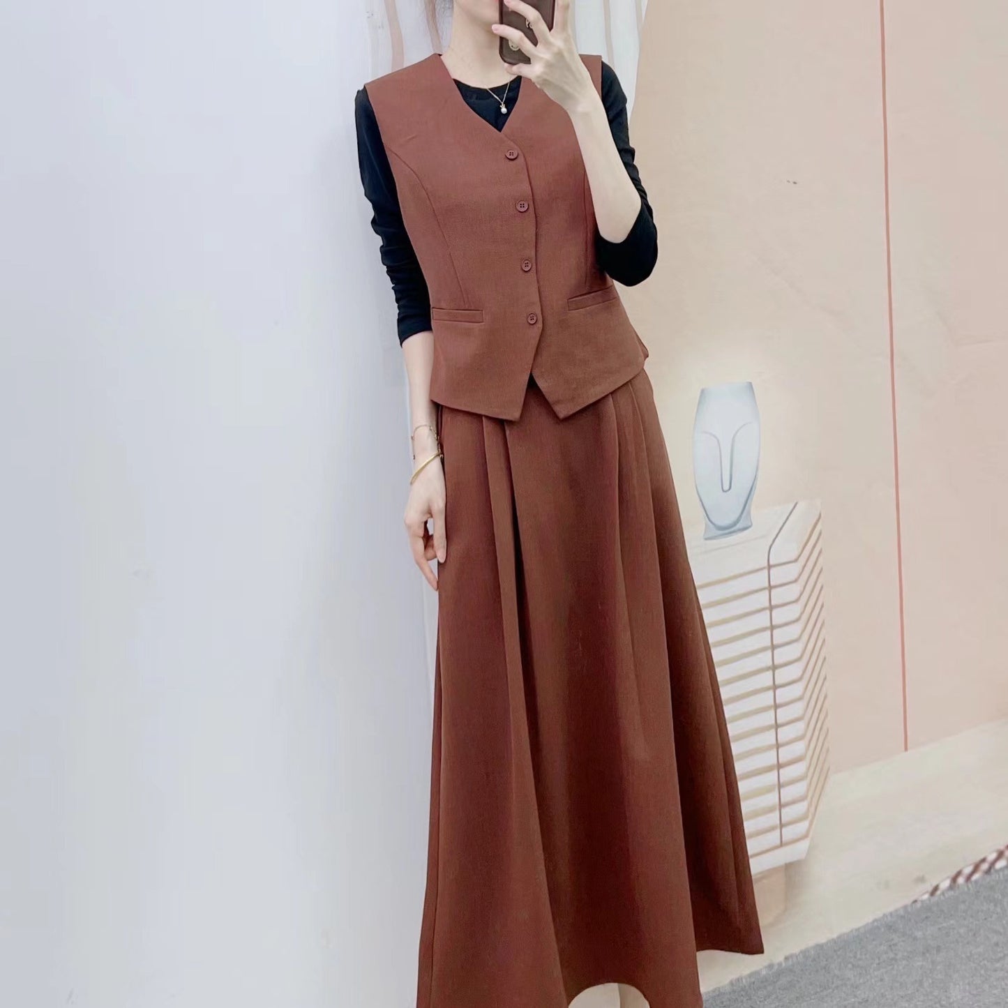 Dame elegant jumpsuit med ærmeløs vest og smart nederdel Stilla