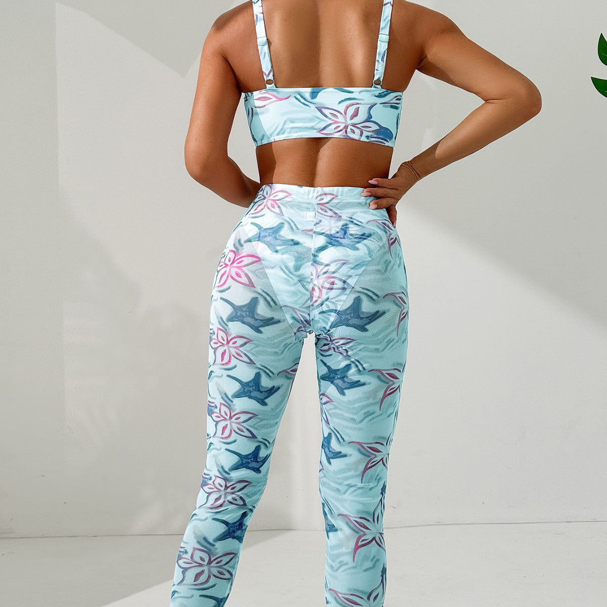 Dame ensemble med crop top og leggings i blomstret design Stilla