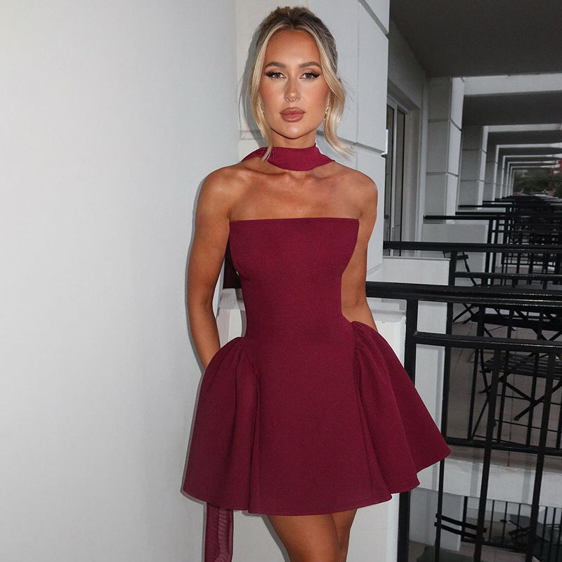 Dame Off-Shoulder Minikjole med klassisk snit og elegant Choker Stilla