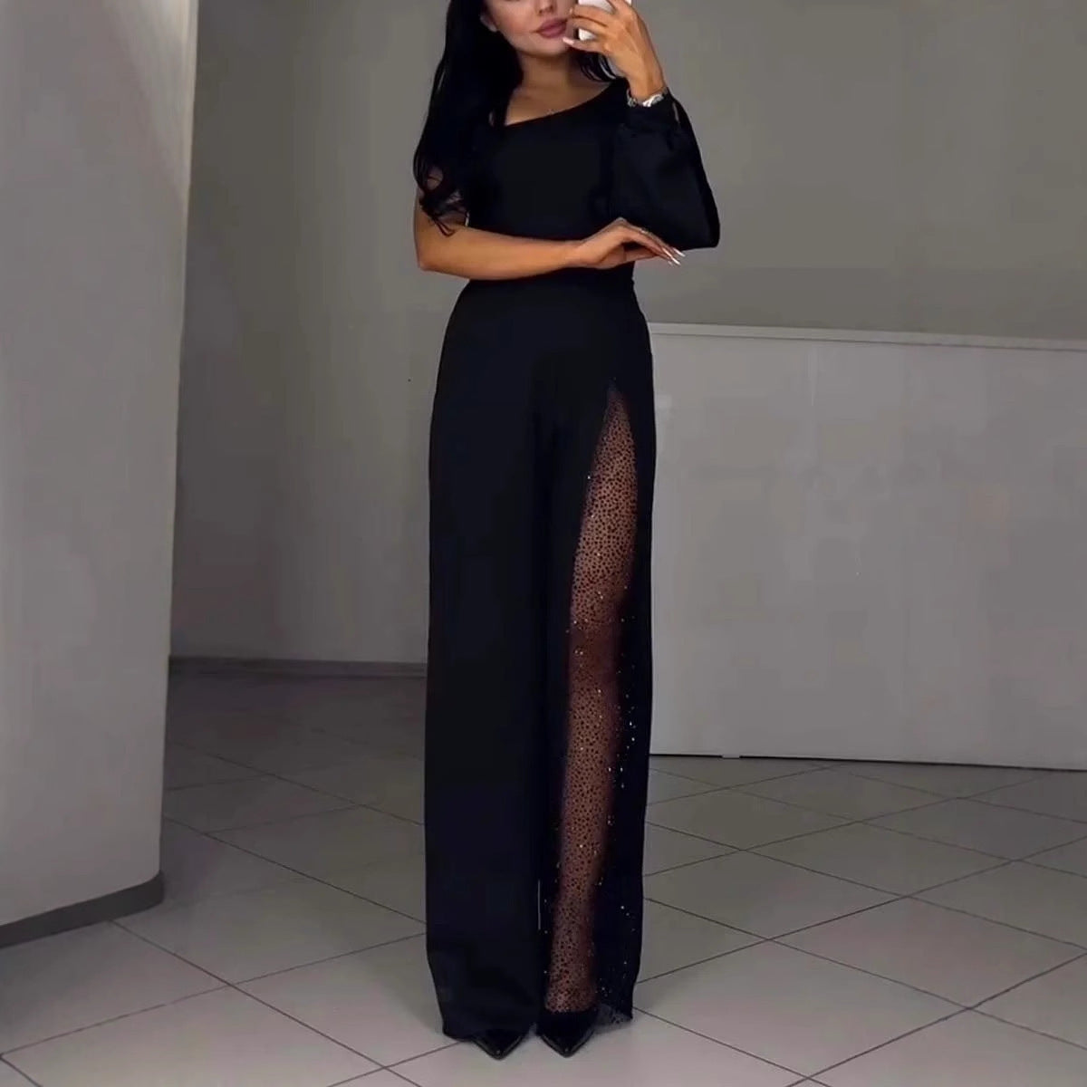 Dame elegant jumpsuit med gennemsigtig side og funkende detaljer Stiila