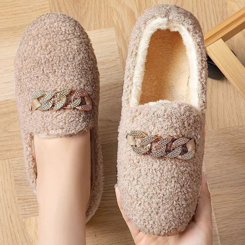 Femme Cozy Plush Slide Hjemmesko med elegant kædedetalje Stilla