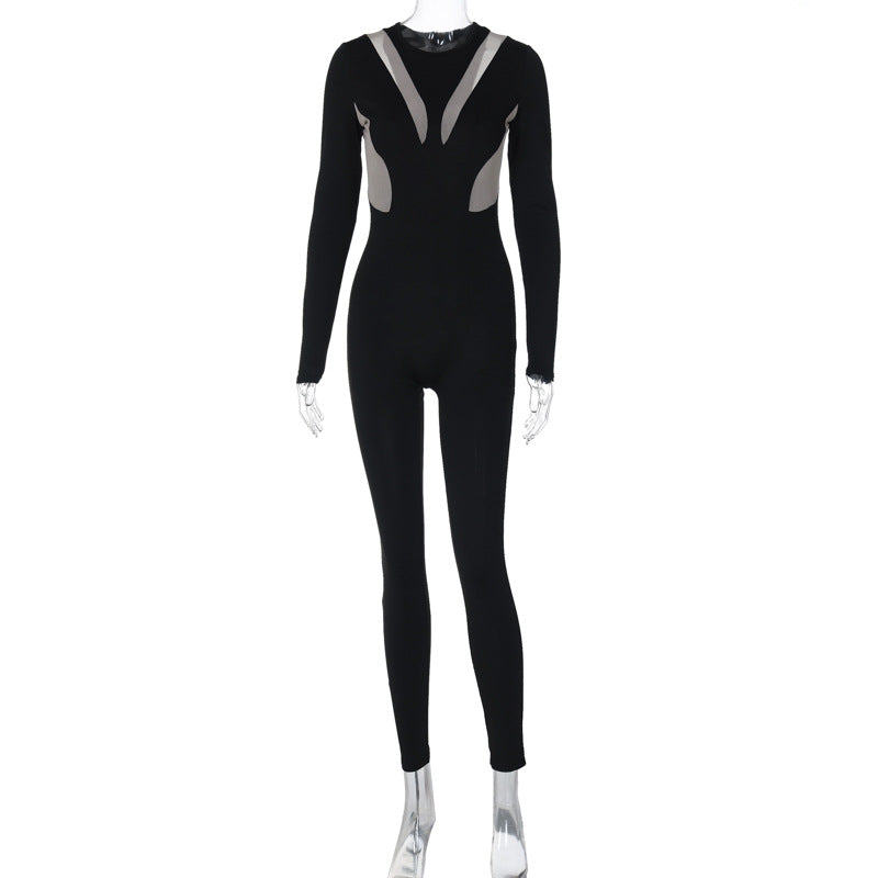 Dame figursyet jumpsuit med elegante cut-out-detaljer og høj krave Stilla