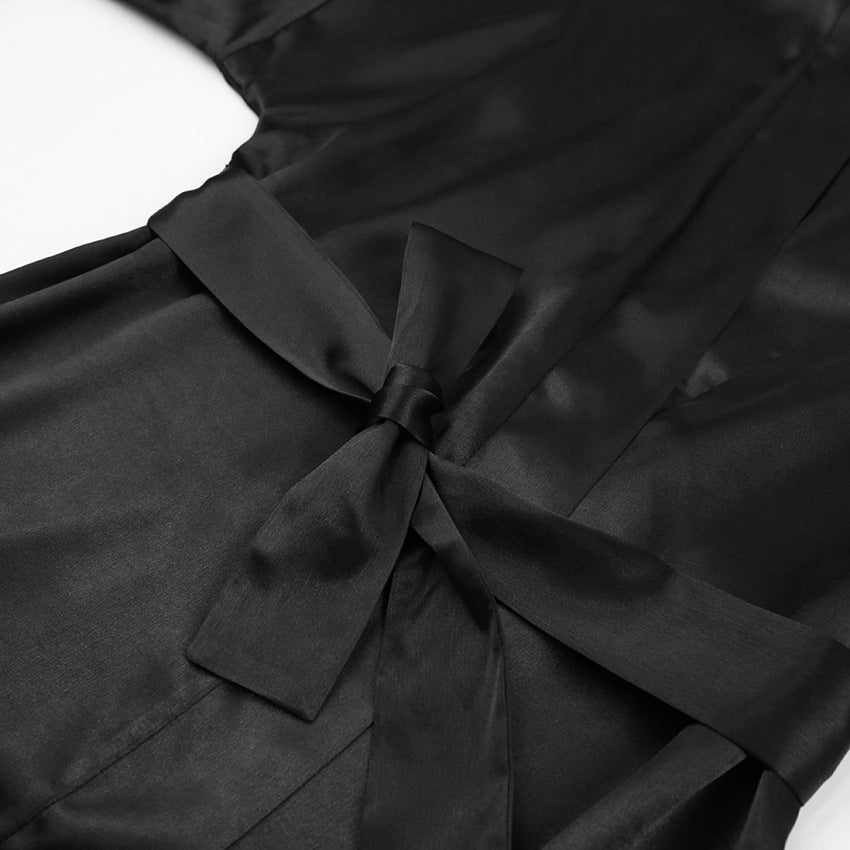 Dame satin morgenkåbe med elegante fjerdetaljer Stilla