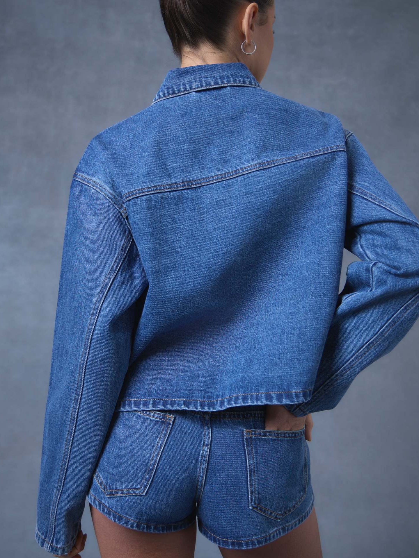 Dame casual jeansjakke med unikt bindebælte og trendy cropped snit Stilla