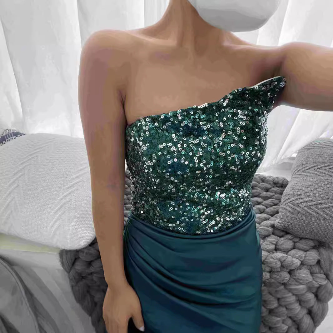 Dame aftenkjole med skinnende bustier og høj slids Stilla
