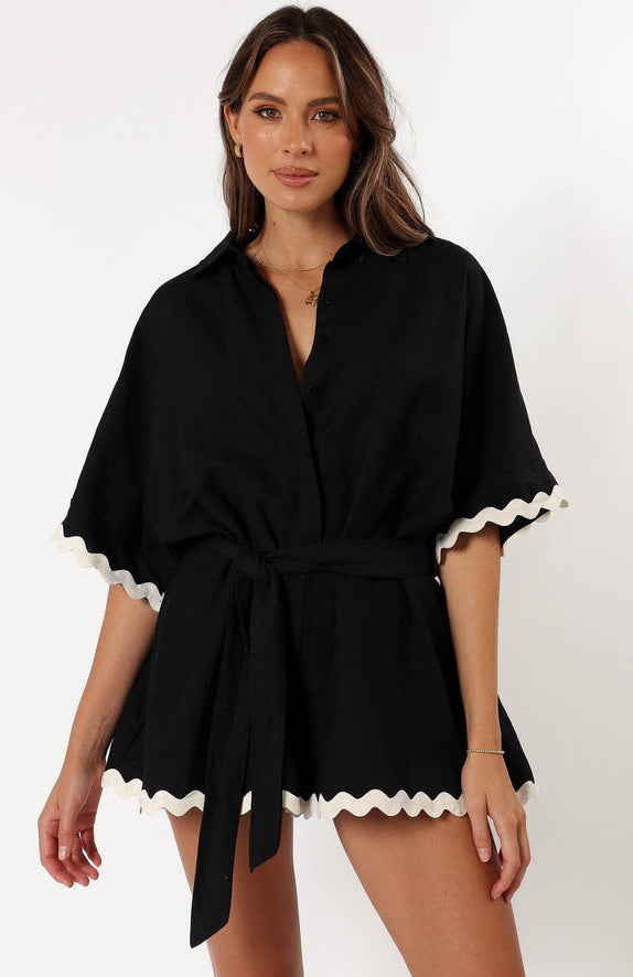 Dame kort jumpsuit med elegant krave og dekorativt bindebælte Stilla