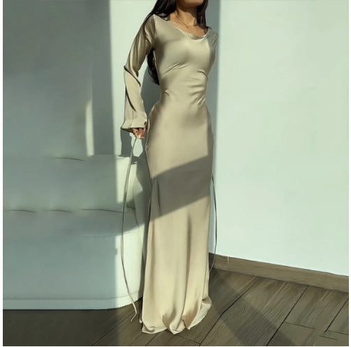 Dame Elegant Satin-maxikjole med dybere ryg og pufærme detaljer Stiila