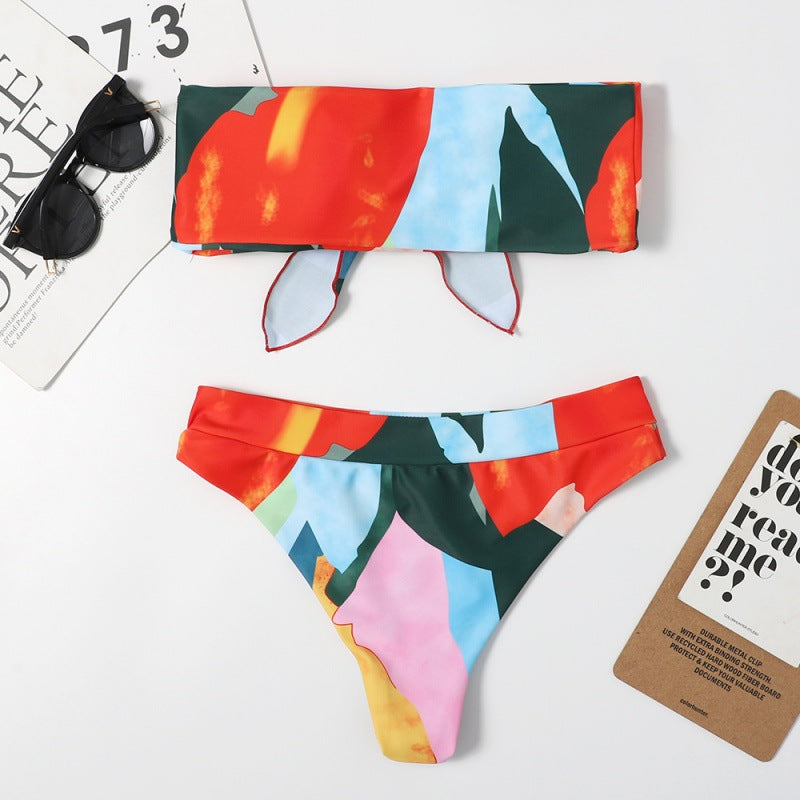Dame Bandeau-bikini-sæt med legende knude-detail og farverigt design Stilla