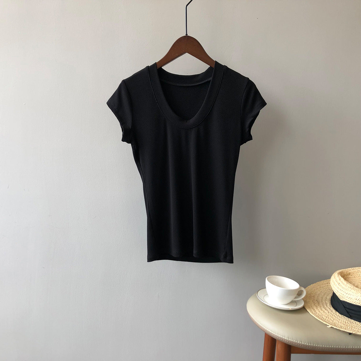 Dame kort bodyshirt i åndbart materiale med dyb rund halsudskæring Stilla