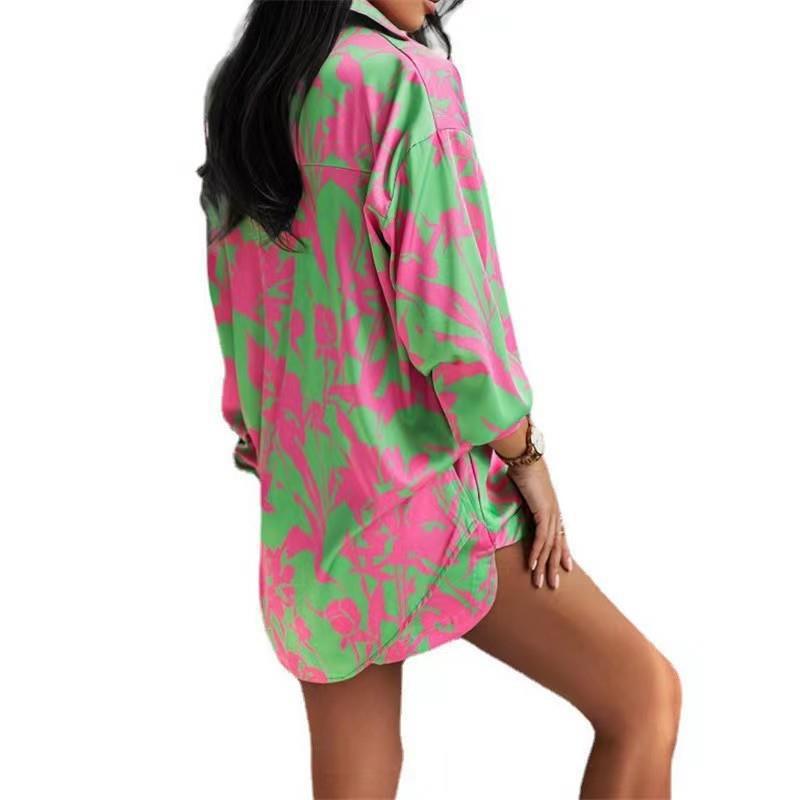 Dame afslappet skjortekjole med farverigt blomstermønster og smart krave Stiila