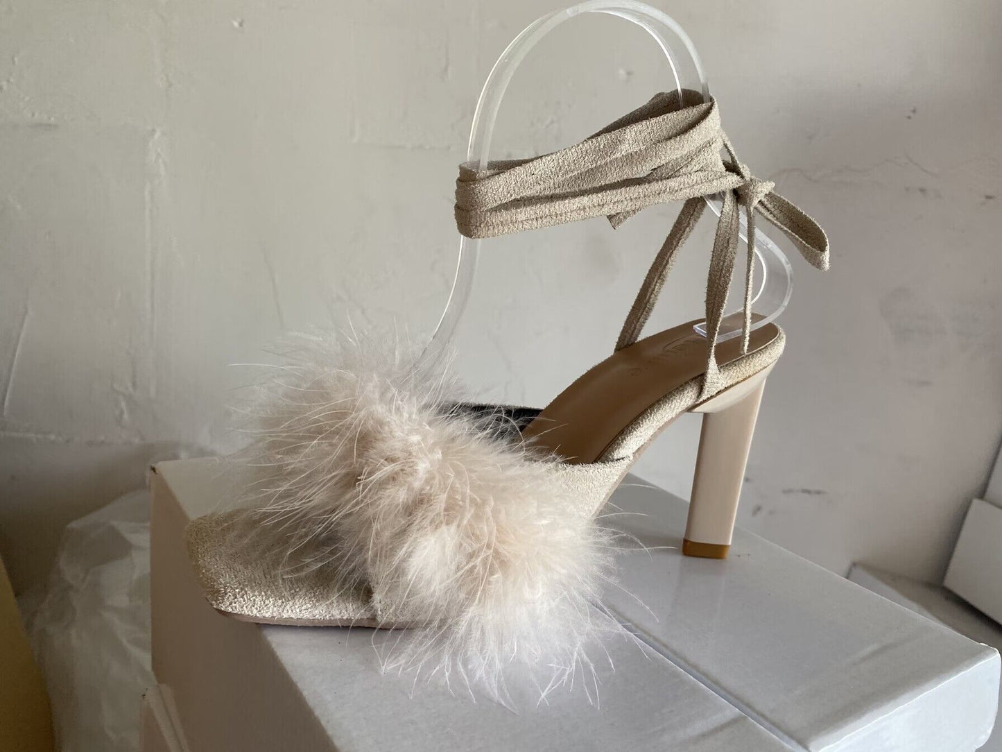 Dame sandaler i elegant design med flettede remme og fluffy furry detalje Stilla