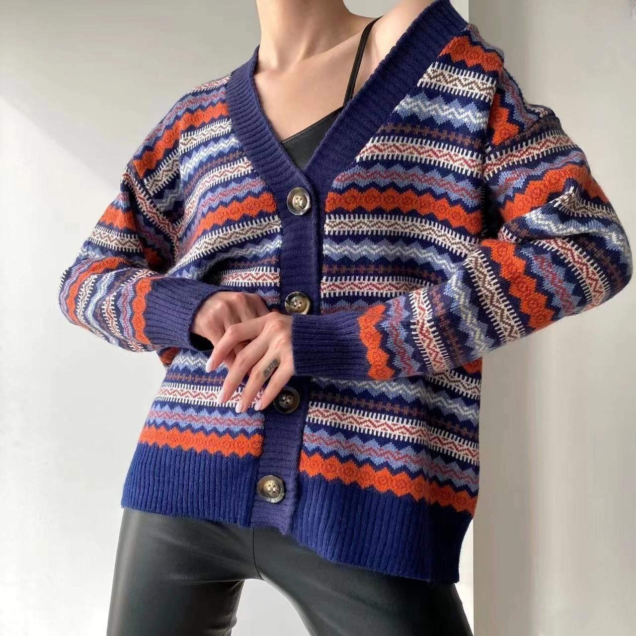 Dame afslappet strik cardigan med farverigt mønster og knaplukning Stilla